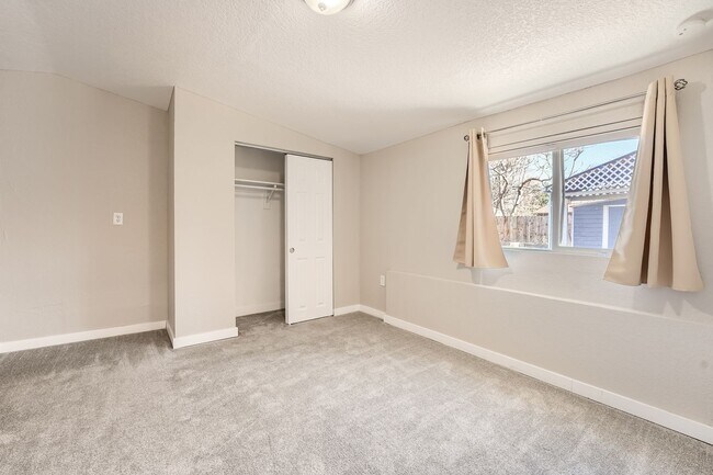 Building Photo - Modern Elegance in West Arvada - Your Drea...
