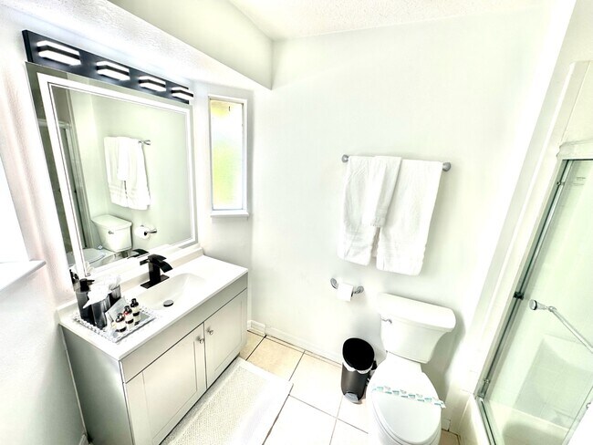 Building Photo - 333 W Shoreline Dr