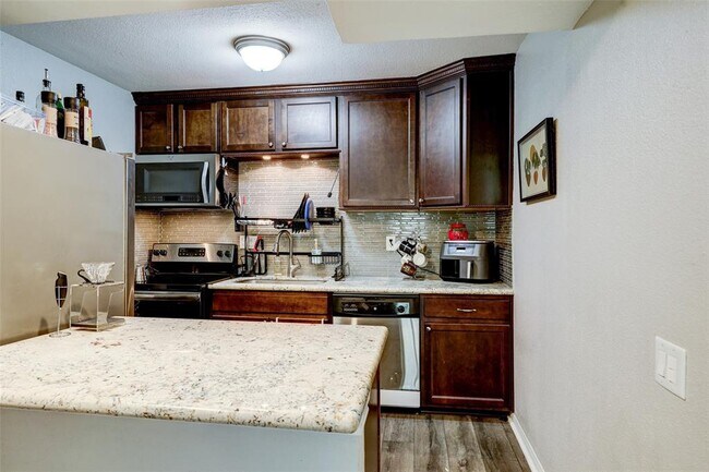 Building Photo - 1860 White Oak Dr