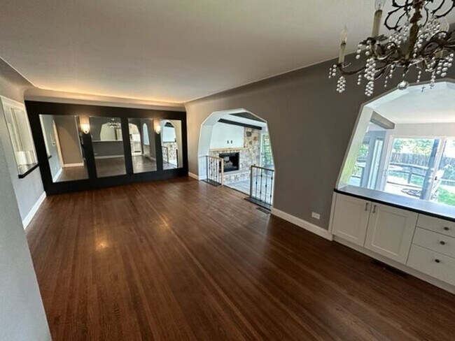 Building Photo - 4BR SFR w/Garage, Updated Kitchen - Deck & Yard in Englewood