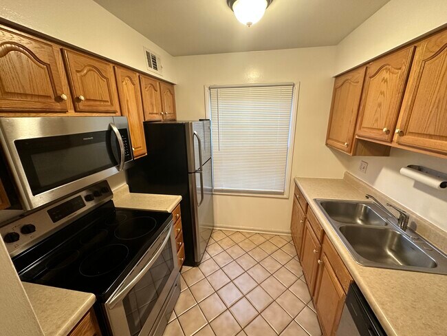 Building Photo - 658 Carriage Cir