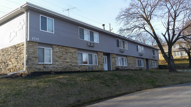 Building Photo - 1715 Edgewood Dr NW