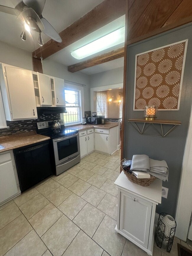 Building Photo - 3 bedroom 2 bath beautiful home with tons of character!