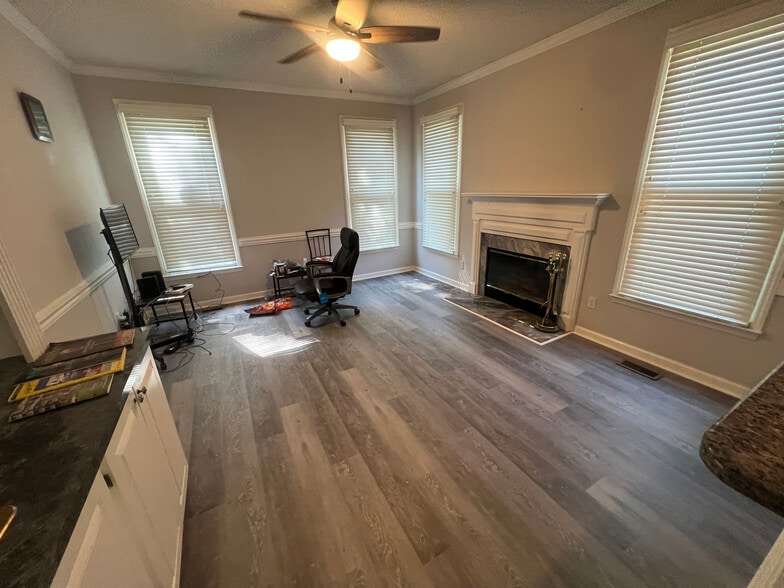 Building Photo - Room in House on Daingerfield Dr