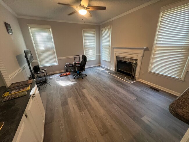 Building Photo - Room in Single Family Home on Daingerfield Dr