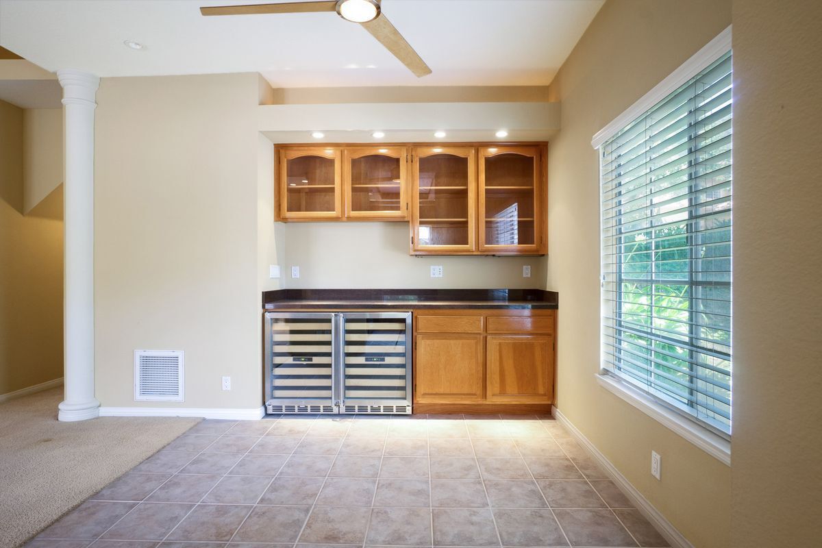 Building Photo - 3055 E Hillcrest Dr