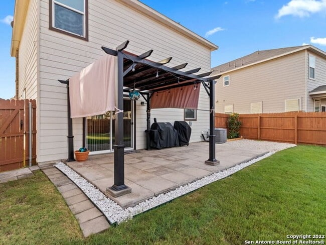 Building Photo - 3 Bedroom w/Game Room