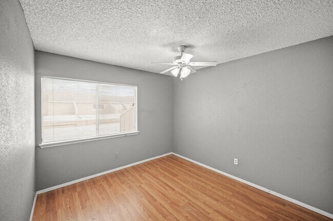 Building Photo - 2313 Crescent Park Dr