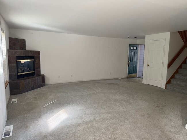Building Photo - 2 Bed/2 Bath Apartment Located Near OSU/COCC Campus - Attached Garage