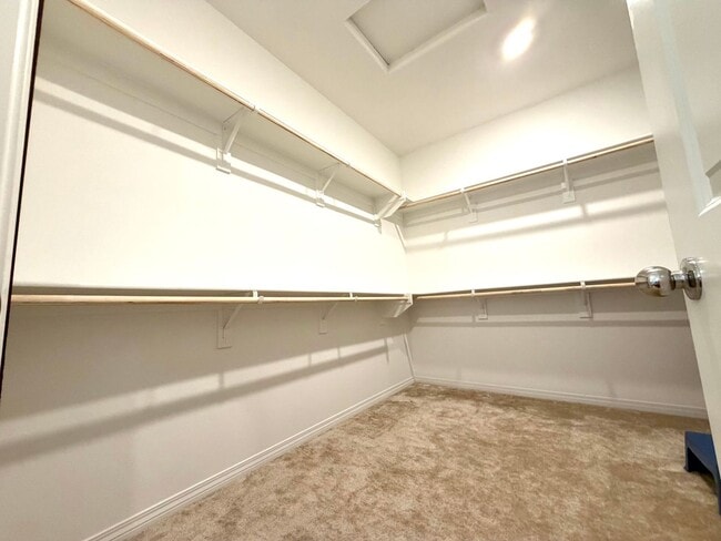 Building Photo - Almost BRAND NEW end unit Townhome in Winchester for Rent