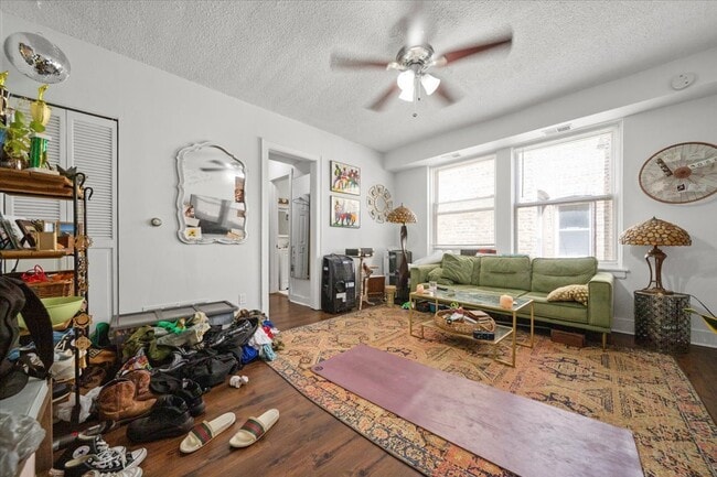 Building Photo - 3727 N Pine Grove Ave