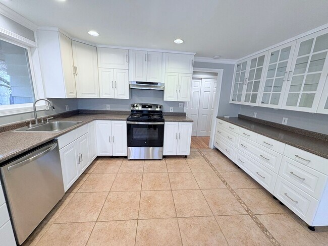 Building Photo - Charming 5-Bedroom Home in Prime Ballard Location!