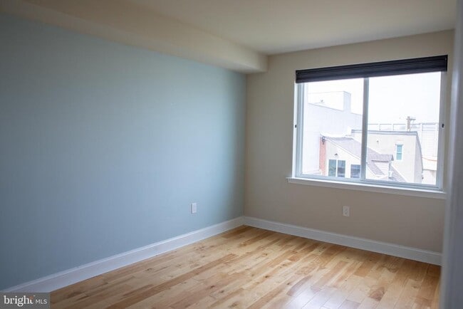 Building Photo - 323 E Allen St