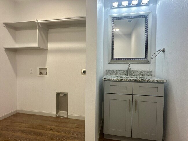Building Photo - Modern 3/2!