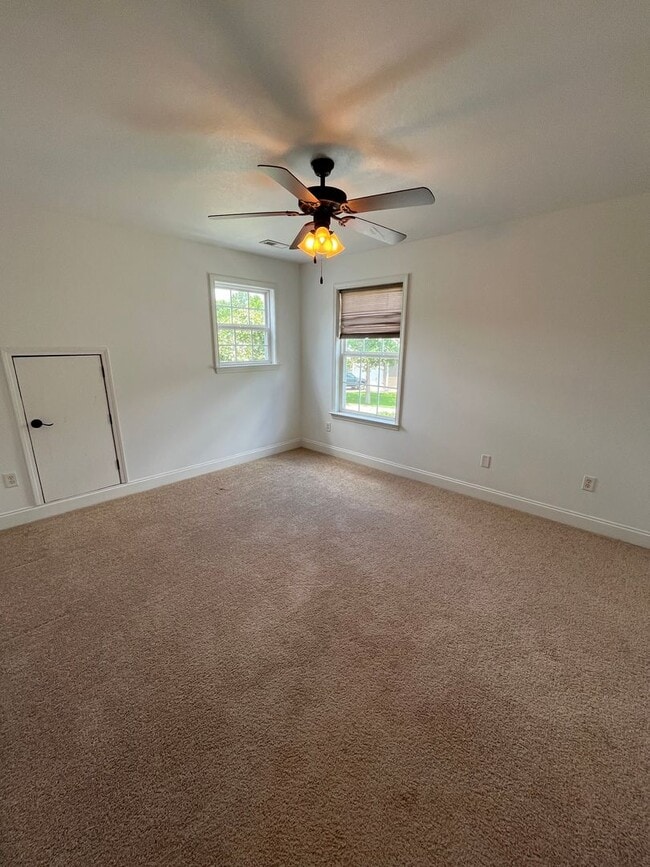 Building Photo - Stunning 3 Bed 3 Bath Home