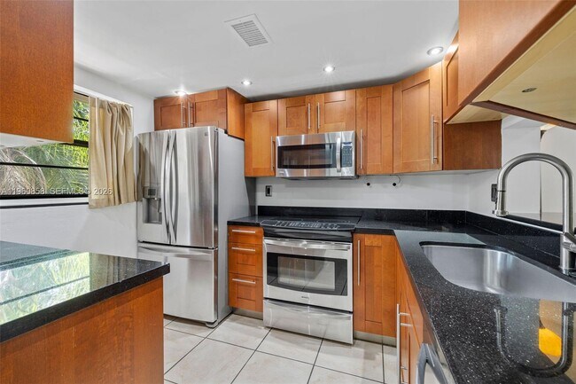 Building Photo - 10835 SW 112th Ave