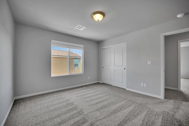 Building Photo - Gorgeous 5 Bedroom home!