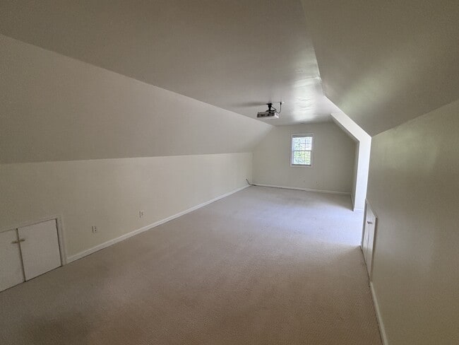 Building Photo - 105 Lake View Dr E
