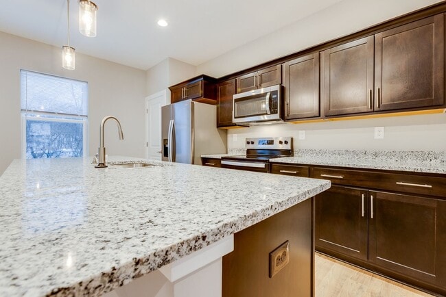 Building Photo - Beautiful End Unit 3 Bedroom Townhouse - Franklin Regional School District - Available May 15th!