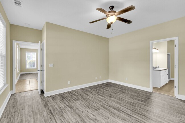 Building Photo - 4 Bedroom 2.5 Bathroom single family home ...