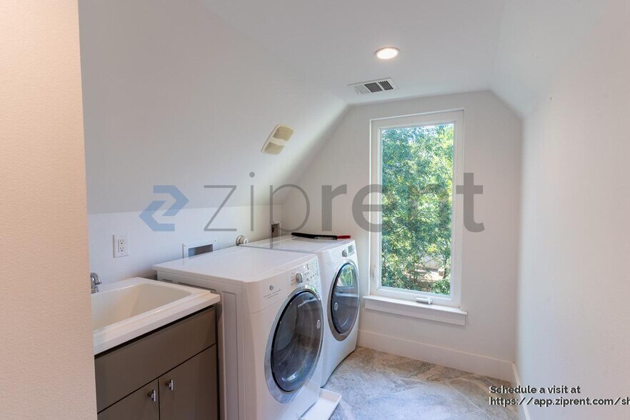 Building Photo - 3133 Govalle Ave