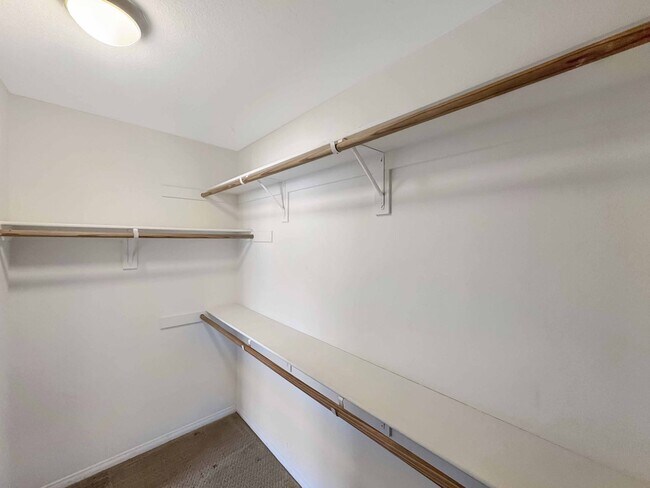 Building Photo - Spacious 2B/2.5BA Tri-Level Townhouse w/ 2...