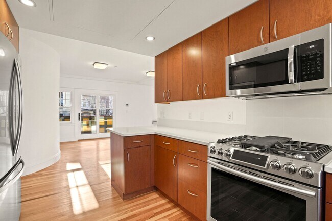 Building Photo - 165 Winthrop Rd