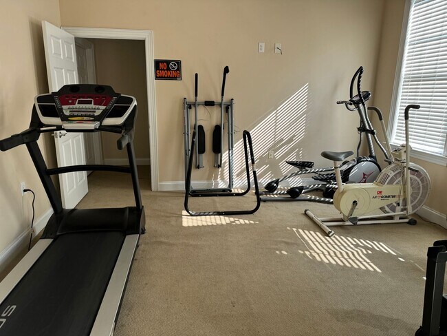 Building Photo - Short Term Rental Now Available!!