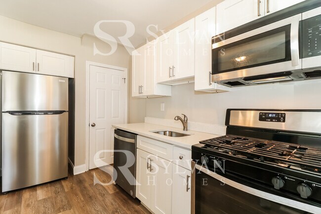 Building Photo - Charming 2BR 1BA Townhome