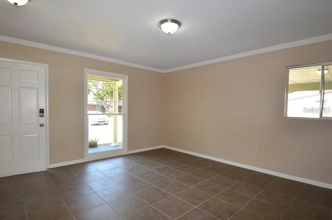 Building Photo - 615 Sarita St