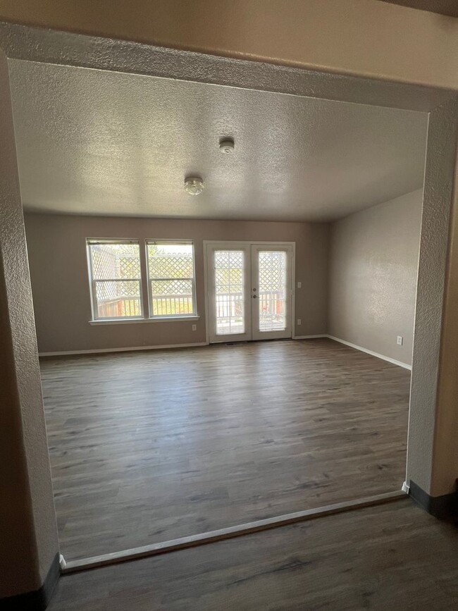 Primary Photo - 3 Bedroom, 2.5 Bathroom Townhome - Close t...