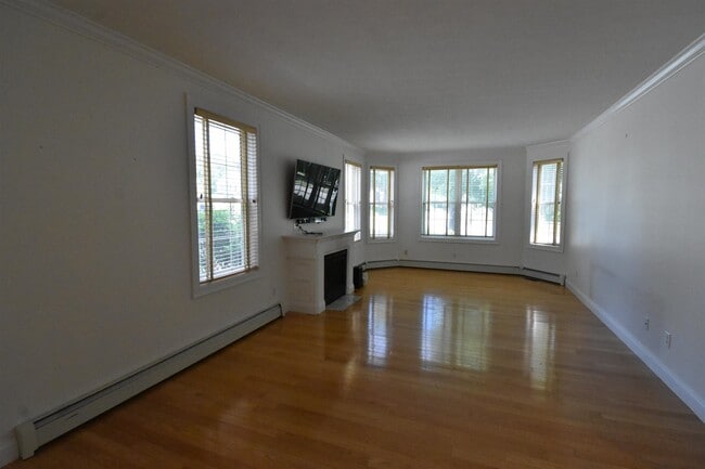 Building Photo - 2246 Elm St