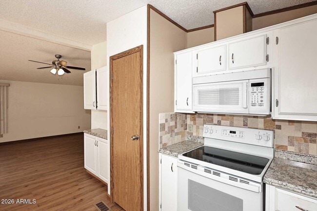 Building Photo - 6249 S Pinehurst Dr