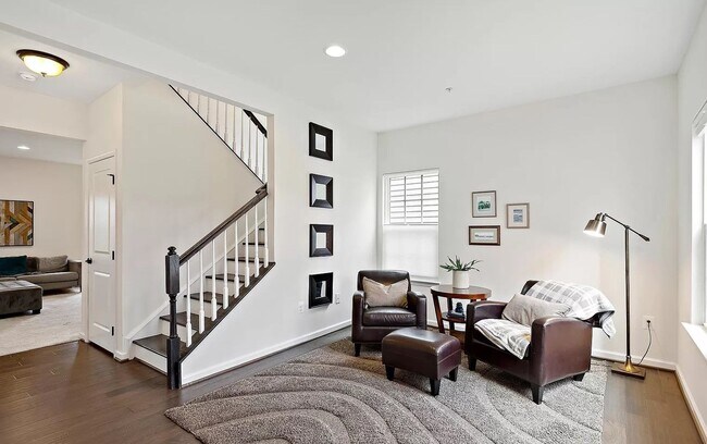 Building Photo - Beautifully maintained SFH in convenient F...