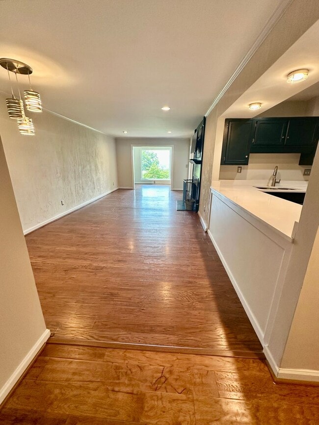 Building Photo - Spacious 2 Bedroom, 2 Bathroom Condominium with City Views