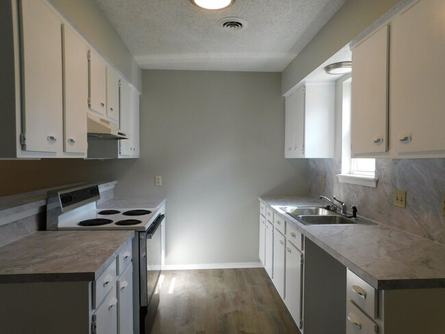 Building Photo - Newly Remodled 3 Bed 2 Bath Home Move In S...