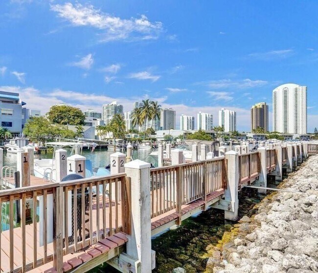 Building Photo - 400 Kings Point Dr