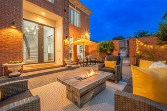Building Photo - 983 S Post Oak Ln