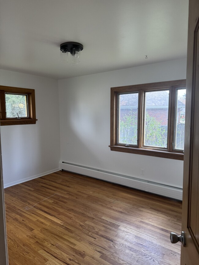 Building Photo - 3045 S Holly Pl