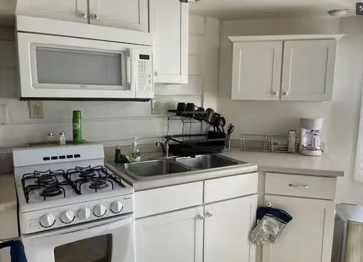 Kitchen - 701 W Poplar St