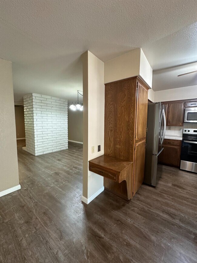 Building Photo - 5072 N Forkner Ave