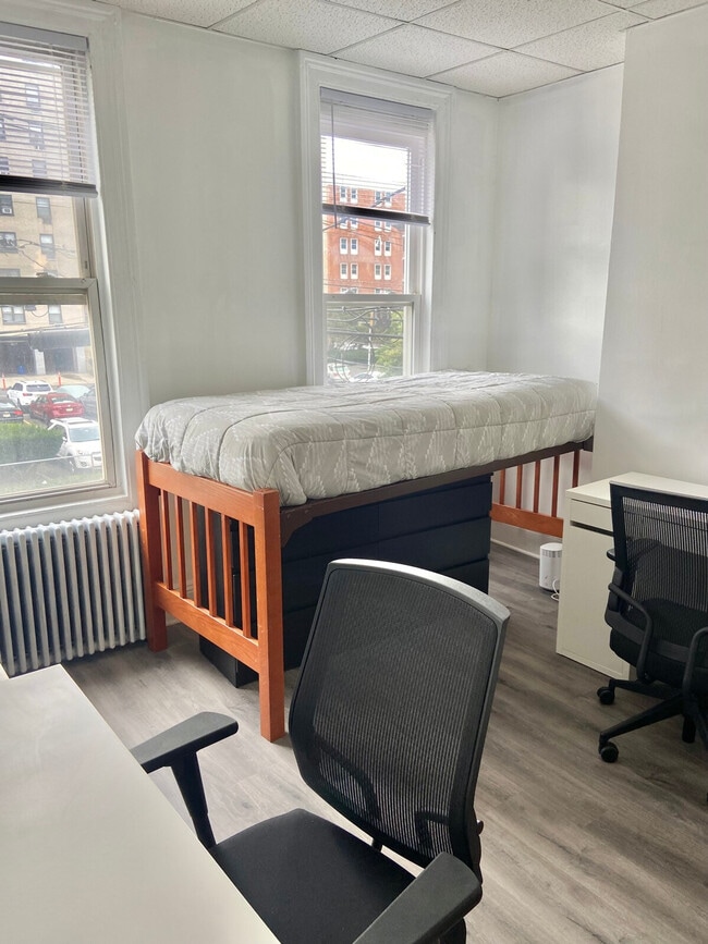 Building Photo - 414 Grand St