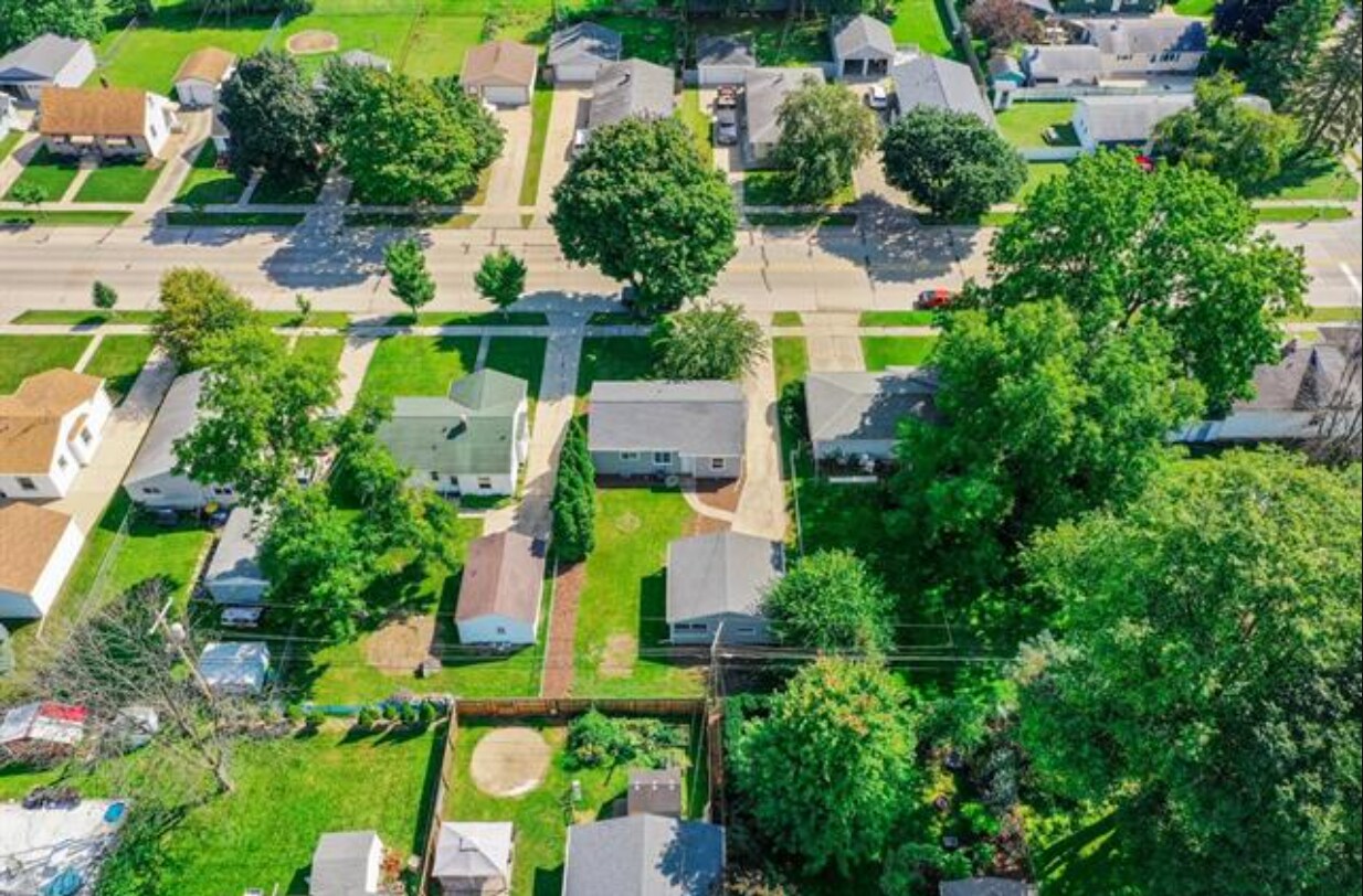 Building Photo - 1222 S Oneida St