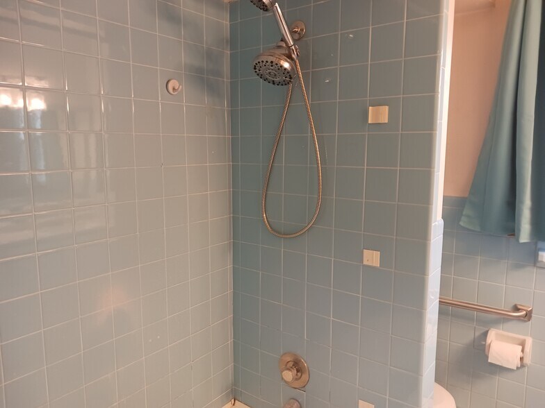 shower - 5721 Sheridan Rd