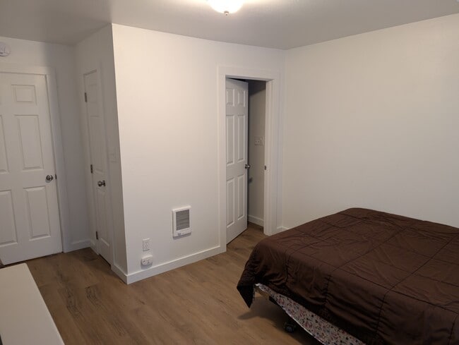 Building Photo - 301 Cedar St