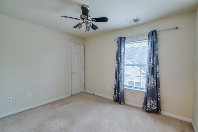 Building Photo - Bright And Spacious 3 Bed 2.5 Bath End-Uni...