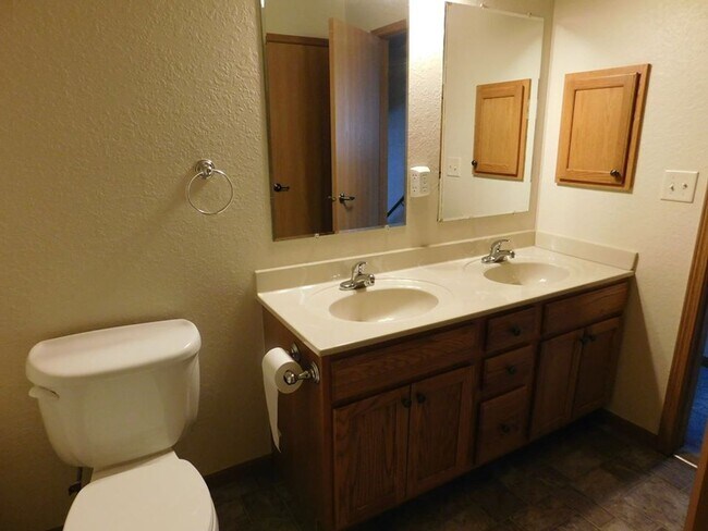 Building Photo - Charming 3 Bed, 2 Bath Townhome with Singl...