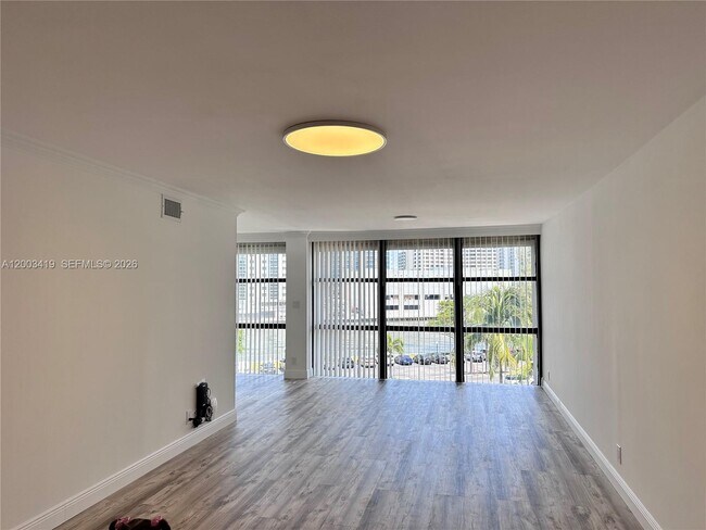 Building Photo - 800 Parkview Dr