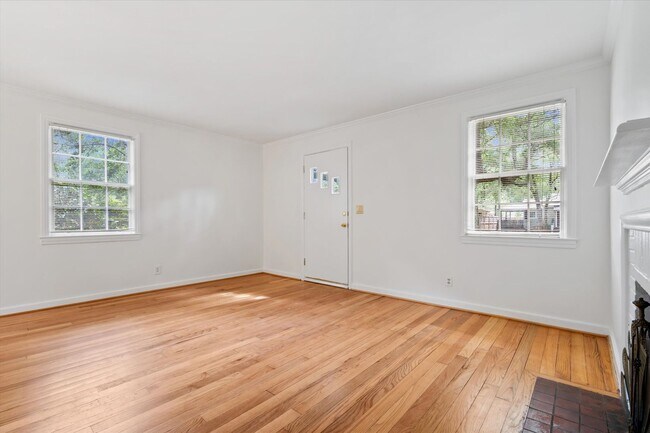 Building Photo - Remodeled Beauty in County Club Village