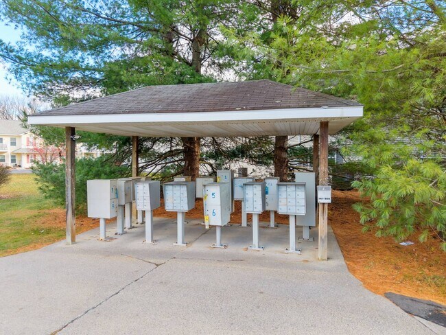 Building Photo - 1911 Cambridge Manor Dr